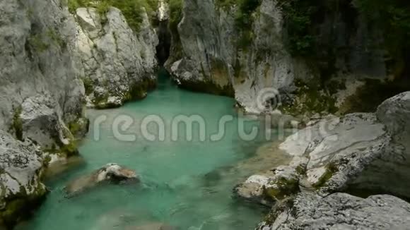 自然峡谷岩石的空中细节景观视频的预览图