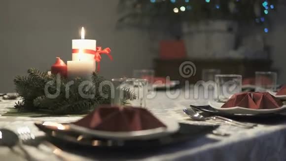 优雅的菜肴摆在桌子上视频的预览图