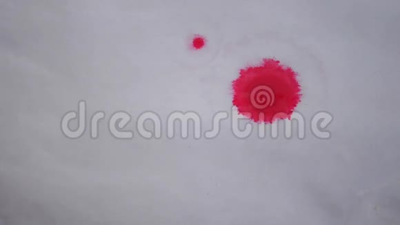 粉红色的墨水油漆滴在纸上并蔓延开来视频的预览图