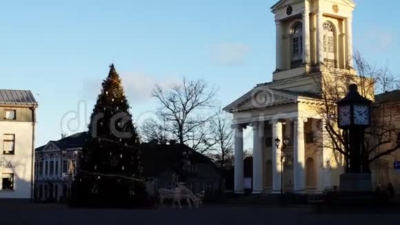 冬季冬季温茨皮尔斯中心的圣诞市场和冬树视频的预览图