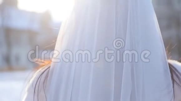穿着时尚宁静礼服的新娘走开转过头视频的预览图