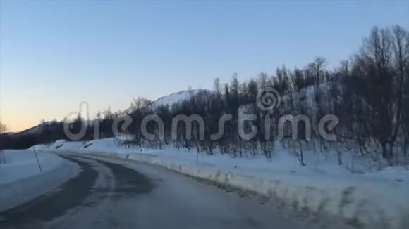 冬天在挪威北部结冰的道路上开车视频的预览图
