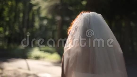 女人纺纱慢动作自然阳光森林幸福视频的预览图