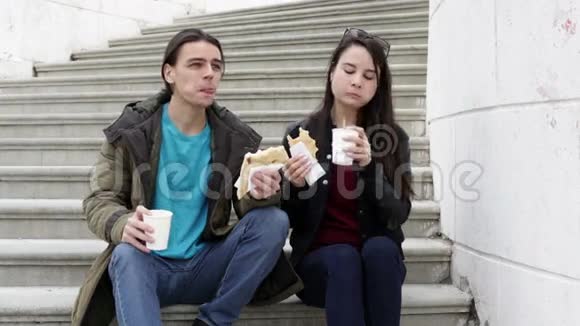 年轻夫妇坐在城市的楼梯上视频的预览图