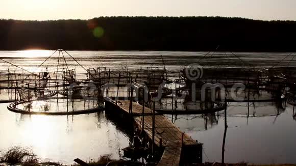 日落时分的鲟鱼笼子视频的预览图