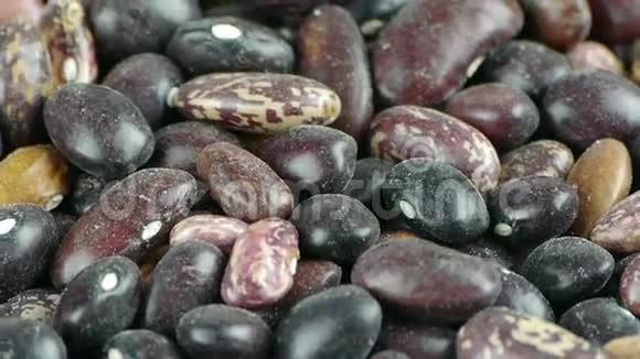 许多黑豆和花豆谷物食品视频的预览图