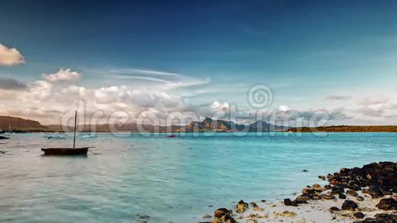 天堂般的云岩石般的热带岛屿时代视频的预览图
