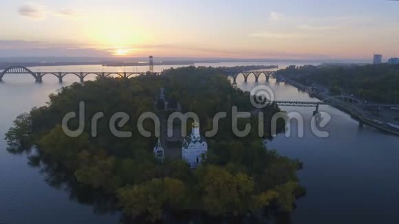 飞越乌克兰Dnepr市修道院岛的基督教教堂视频的预览图
