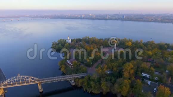 飞越乌克兰Dnepr市修道院岛的基督教教堂视频的预览图