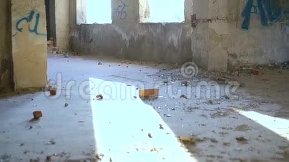 一个自由奔跑的人从一堵墓穴的墙上跳下来慢慢地视频的预览图