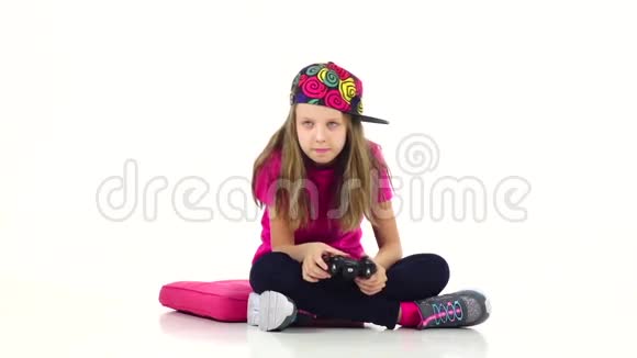 带控制台的青少年玩电子游戏白色背景慢动作视频的预览图
