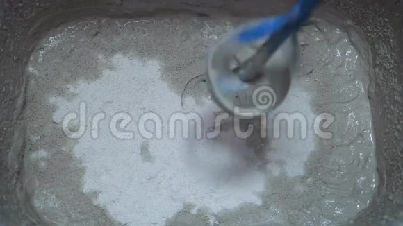 混凝土搅拌工作施工用电动搅拌机揉搓混合料视频的预览图
