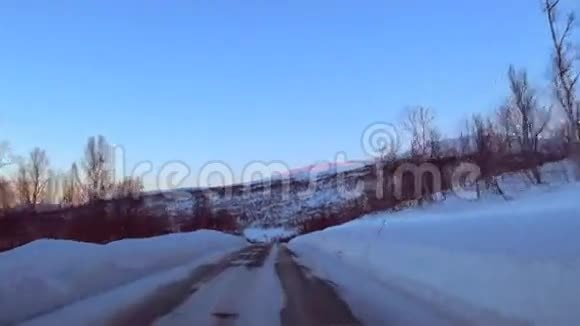 冬天在挪威北部结冰的道路上开车视频的预览图