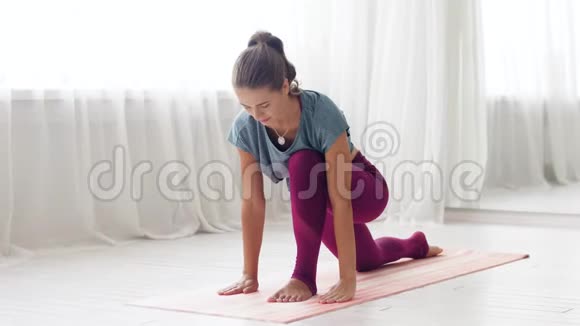 在瑜伽馆做高强度运动的女人视频的预览图