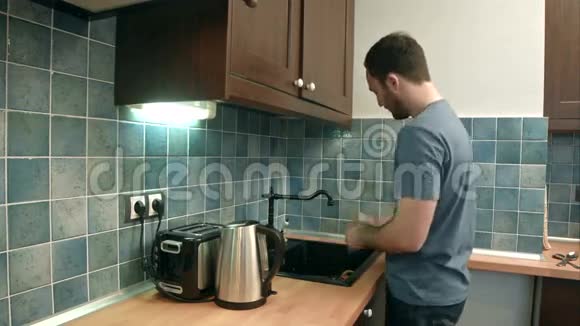 年轻人洗碗后打扫厨房视频的预览图