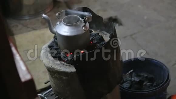 热煤上的蒸汽从锅里冒出来视频的预览图