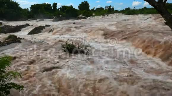 湄公河在雨季结束时落下视频的预览图