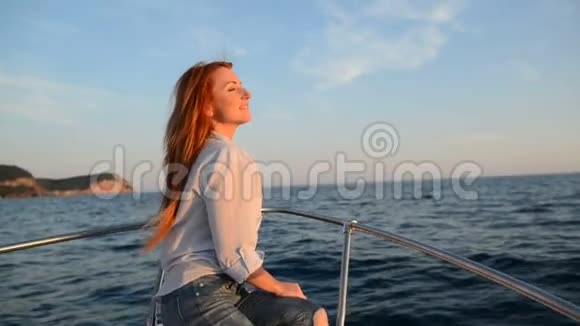 年轻快乐的女人坐在切特看着亚得里亚海视频的预览图