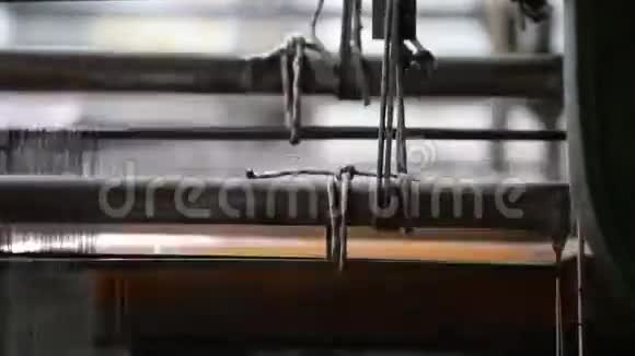 在瓦拉纳西的车间中织布机的部件同步移动视频的预览图