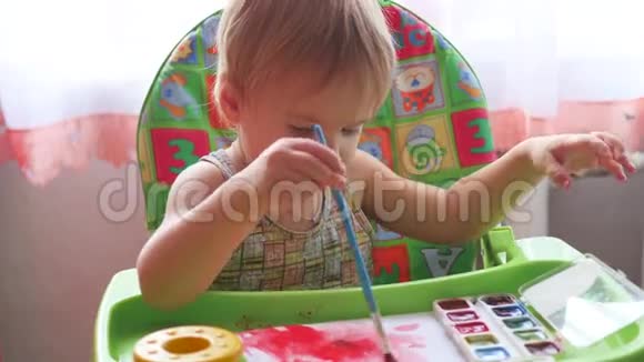 小孩子在一张纸上画颜料视频的预览图