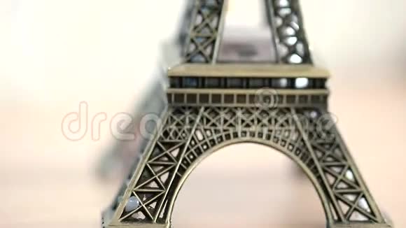 埃菲尔铁塔雕像巴黎的象征埃菲尔铁塔青铜雕像小埃菲尔铁塔视频的预览图