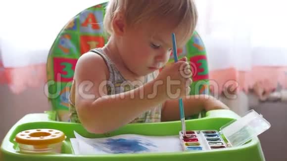 小孩子在一张纸上画颜料视频的预览图