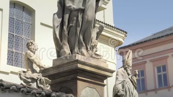 巴洛克砂岩雕像基督教圣神石雕视频的预览图