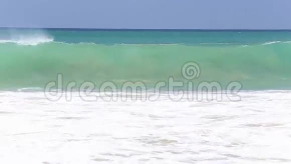 沙滩沙滩上海浪拍打的景象视频的预览图