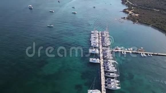 无人机视频飞过波蒂斯科码头撒丁岛视频的预览图