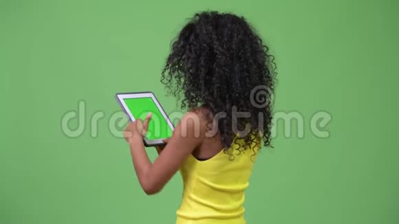 年轻漂亮的西班牙女人用数码平板电脑视频的预览图