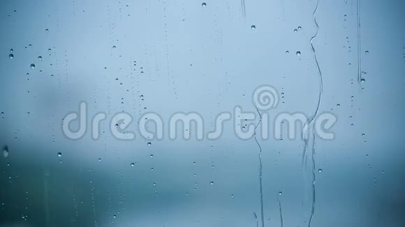美丽的雨滴运行在窗口窗格高清1080视频的预览图