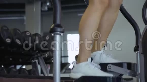健身房模拟器上女孩漂亮的腿视频的预览图