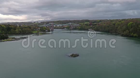 北威尔士安格尔西岛的梅奈大桥和海峡视频的预览图