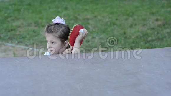 小可爱快乐的女孩在街上玩乒乓球视频的预览图