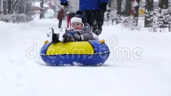 两年的男孩在冬天在公园里的油管上滚动视频的预览图