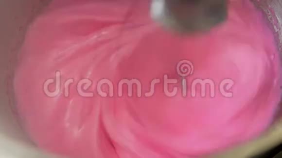 一个明亮的粉红色面团的特写用于烹饪马卡龙或一些甜点视频的预览图