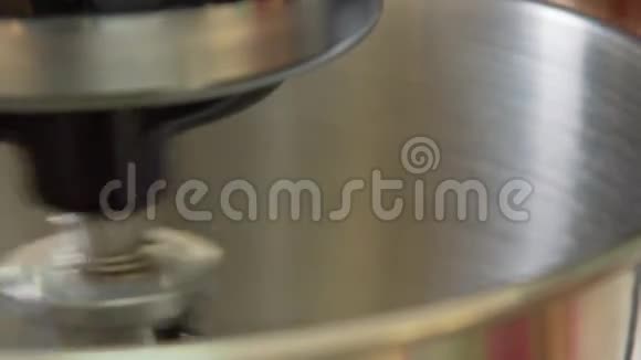 专业的糕点搅拌机混频器快速旋转成一个圆圈视频的预览图