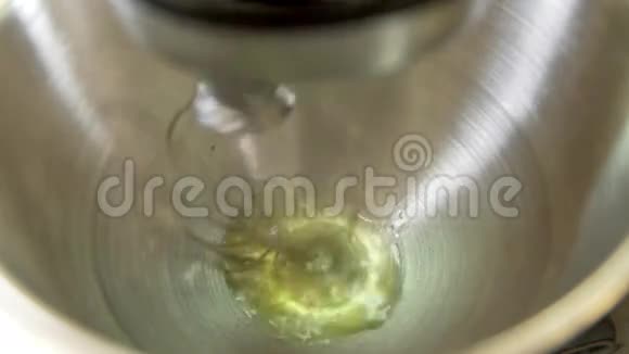 加入快速旋转搅拌器搅拌蛋清视频的预览图