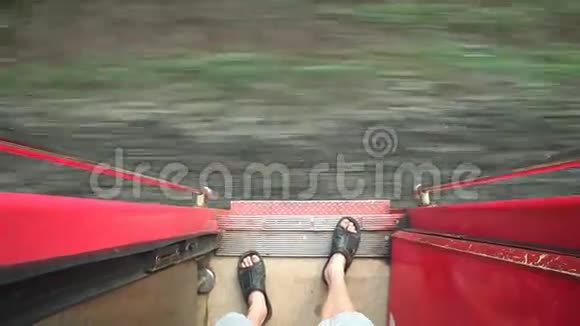 科伦坡斯里兰卡2014年2月在移动列车上站在列车入口的人腿的视图斯里兰卡铁路视频的预览图