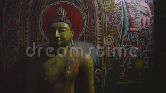 大姆布拉斯里兰卡2014年2月丹布拉金寺坐佛的跟踪镜头丹布拉金寺一个世界遗产在S视频的预览图