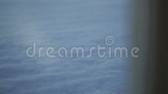 在飞行中看云的女人视频的预览图