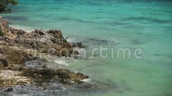 热带海洋的波浪撞击岩石视频的预览图
