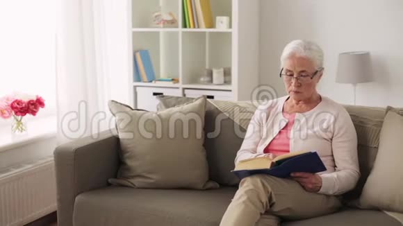 戴眼镜的老太太在家看书视频的预览图
