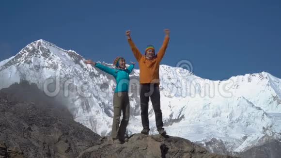 山顶上的男人和女人视频的预览图