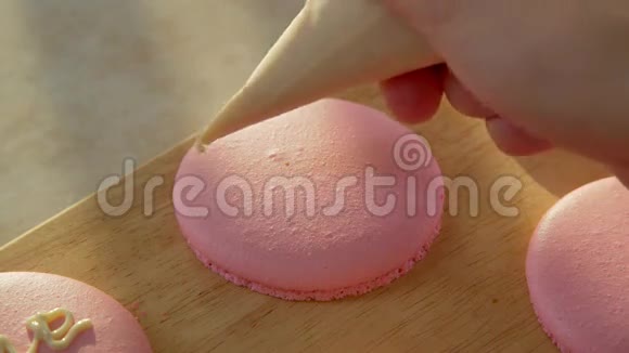 2月14日前提供糖果制品浪漫的爱情礼物视频的预览图