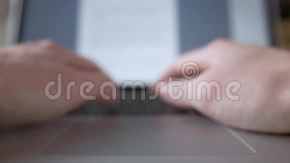 作者打字电脑视频的预览图