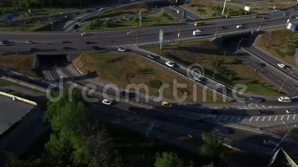 汽车在环形交叉路上行驶高速公路交叉口的空中观景车交通视频的预览图