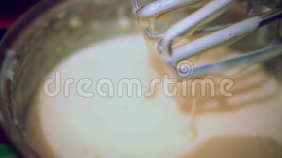 打浆后与面团流动的搅拌机视频的预览图