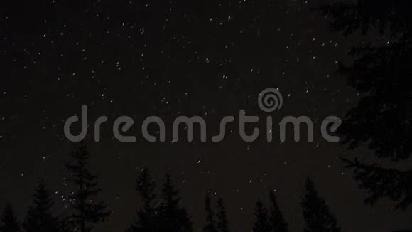 夜空中的星星星星离开轨道视频的预览图