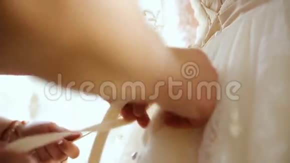 新娘们收紧了紧身胸衣婚纱视频的预览图